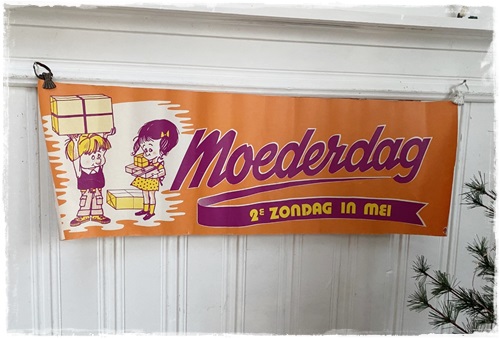 Jaren 50/60 Winkelbanner, Moederdag, 2e zondag in mei, afm. 77 cm. x 25,5 cm. plus 2 nostalgische ophangclips