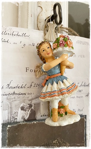 Victoriaans meisje met bos bloemen, 10 cm. kan staan en hangen