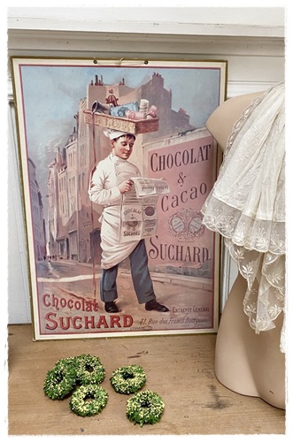 Supermooie Antieke reklame uit Frankrijk op dik karton , Chocolat Cacao SUCHARD, afm. 43 x 61 cm.