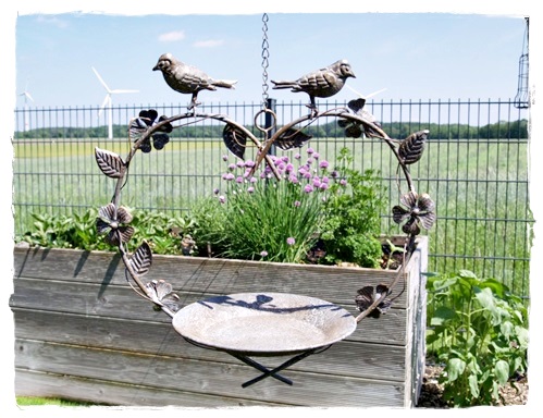 Voeder/drinkbak hart van zink aan ketting in de oude look met bloempjes, blaadjes en vogeltjes