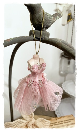 Hanger jurkje tule roze met steentjes  en bovenlijfje roze met roosjes 10 cm