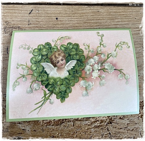 Prachtige kaart, antieke afb. en glittertjes, 10.5 x 15 cm. Gelukshart, klaver 4 plus engel