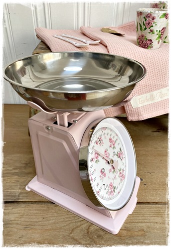 Prachtige mooie retro keukenweegschaal zalm/roze emaille met vintage roze roosjes , tot 3 kg.