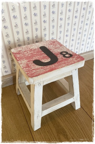 Lief kinderkrukje, scrabbleletter J. afm. 25 cm. hoog x 20 x 20 cm. (zitting)