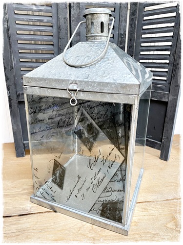 Oude look lantaarn, met romantische franse brief voorzijde in het glas.