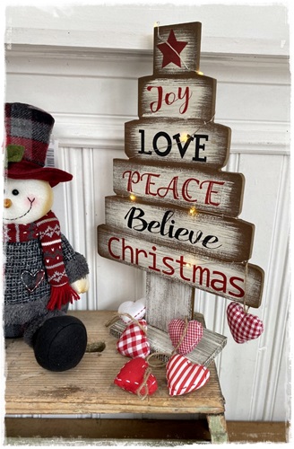 Brocante kerstboom, hout, joy, love peace met ledlichtjes, 42,5 cm. hoog.