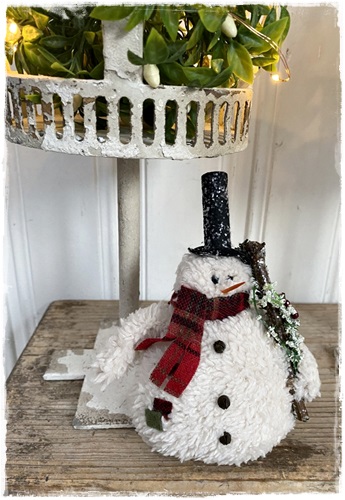 Lieve sneeuwpop James met dasje , hoed en kerstgroen, 16 cm. groot.