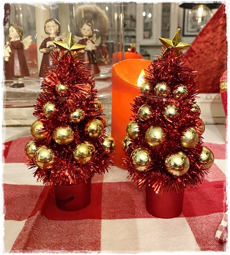 Schattig kerstboompje rood met gouden balletjes 15 cm. groot.