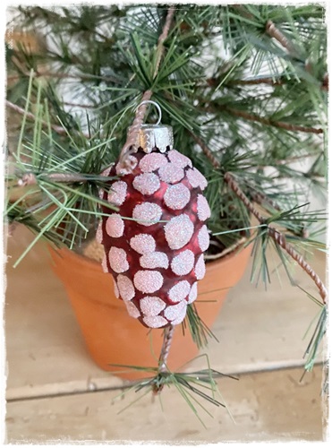 Kerstbal denneappel van glas met sneeuw, bijna 8 cm. lang
