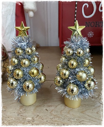 Schattig kerstboompje zilver met goudkleurige balletjes 15 cm. groot. (ook leuk onder een stolp!)