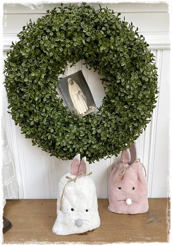 Schattig fluffy zakje in de kleur wit creme, afm. 25 x 15 cm.