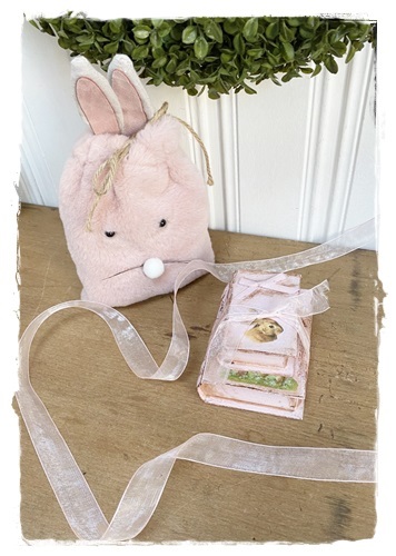 Schattig fluffy zakje in de kleur roze zalm afm. 25 x 15 cm.