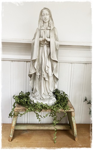 Prachtig Lourdesbeeld oude look van 62,5 cm. groot en 22 cm. breed (nieuw)