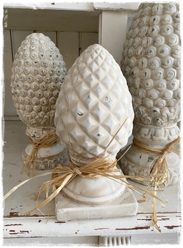 Supermooie decoratie dennenappel in oude look. Afm 28,5 cm. groot x 14 cm. doorsnee