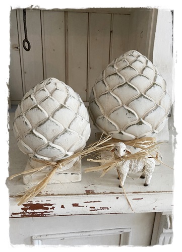 Supermooie grote decoratie dennenappel in oude look. Afm 24 cm. groot x 17,7 cm. doorsnee