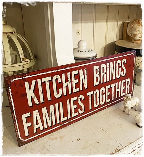 Tekstbord in zeer oude look, Kitchen brings families together, 50 cm. x 20 cm.