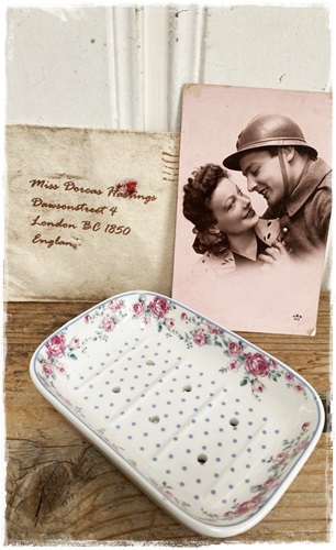 Prachtige romantische zeepschaal van fijn porselein afm. 13×8,9×2,9 cm, roosjes/stipjes