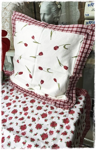 Kussenhoes met mooie ruitrand en tulpjes rood 40×40 cm.