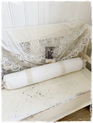 Romantische lange nekrol , prachtig voor op het bed,met kant en borduursel bloempjes, 90 cm. cremekleur