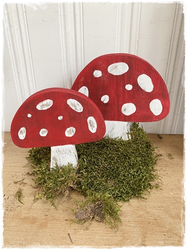 Een set van 2 houten paddestoelen 15,5 x 15 cm. en 19,5 x 19 cm. met echt mos erbij.