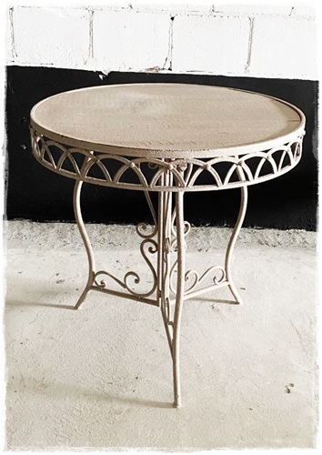 Supermooie oude look tafel met rond blad van hout (76 cm. doorsnee). Het onderstel is van sierlijk metaal.