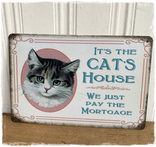 Metalen bordje. Its the cats house , 30 x 20 cm. (het is het huis van de kat , maar wij betalen de huur/hypotheek)