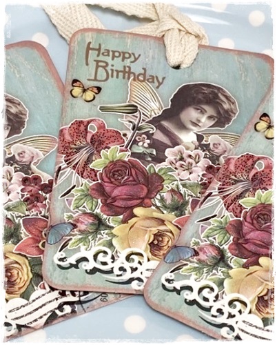 Superleuke vintage hanger, Happy birthday met prachtige afb. 6,5 x 9 cm. aan mooi stoffen lint