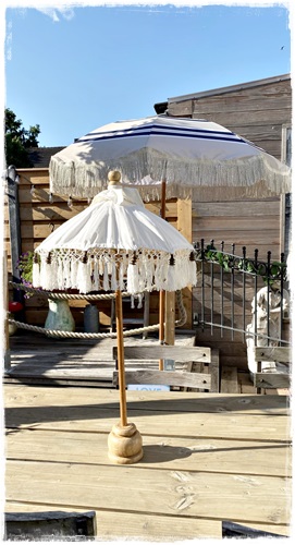 Beach Tafelparasol Ecru parasol met kraaltjes bruin en naturel steel 85 cm hoog en doorsnee parasol 47 cm.