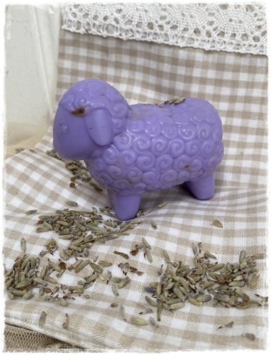 Heel lief en leuk schaapje van zeep (100 gram) lila in de geur lavendel. afm. 8  x 7 x 4 cm.