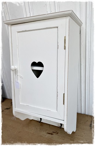 Brocant toilet/keukenkastje open hartje deurtje, 2 haakjes onderzijde voor hand-theedoekje 41 cm. x 23.5 x 13 cm.
