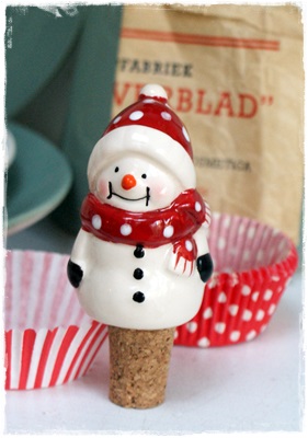 Kurk met schattig sneeuwpopje, voor op de wijnfles of decoratiefles met winterafb.