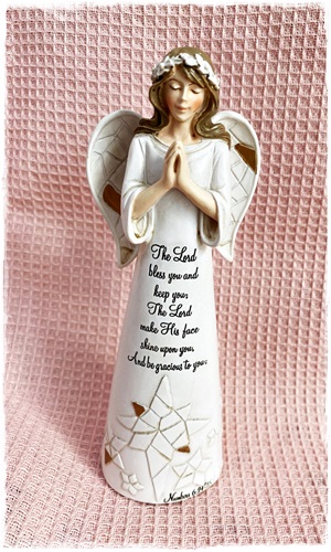 Prachtige mooie biddende engel/engeltje met krans in het haar, The Lord, 15,5 cm. groot.