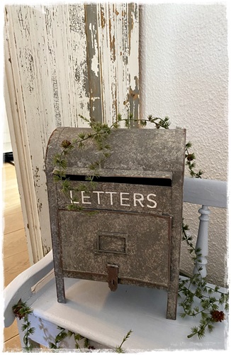 Brocante hele leuke brievenbus LETTERS van oud zink! 40 cm. hoog x 28 cm. breed en 16 cm. diep