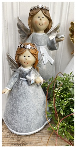Prachtige mooie engel/engeltje (middelmaat uit deze serie) kleur grijs, wit en zilver 14 cm. x 9 cm., ster in linkerhandje