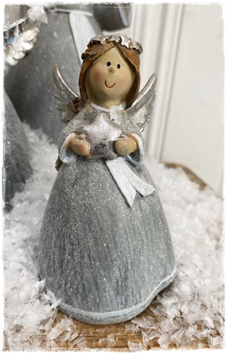 Prachtige mooi engeltje (kleinste uit deze serie) kleur grijs, wit en zilver 11 cm. x 7 cm., ster in beide handjes