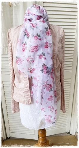 Prachtige mooie romantische sjaal ,wit met roze roosjes, 1,90 lang x 70 cm. breed