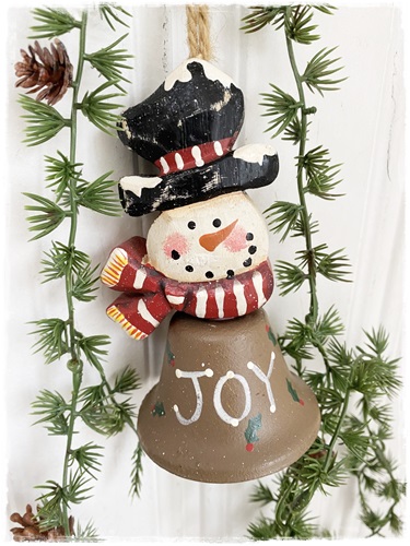 Houten sneeuwpop old look met ijzeren bel Joy met klepel.