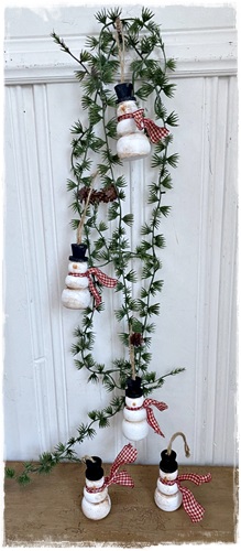 Uit eigen atelier, lief brocant sneeuwpopje met dasje, kan staan en hangen, 8 x 4 cm.