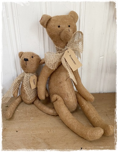 Dit is Brewster Bear, een knuffelbeer, zoals ze vroeger waren, 47 cm. groot! met jute strik