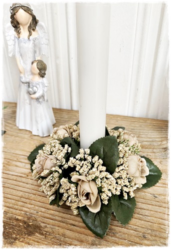 Lief kransje voor om een dinerkaars of ter decoratie met roosjes en gipskruid, licht zalm 13 cm.