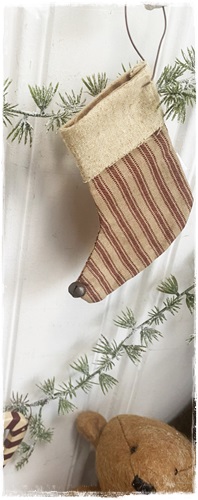 Lief formaat sokje met streep, afgewerkt met antieke witte manchet, roestig belletje