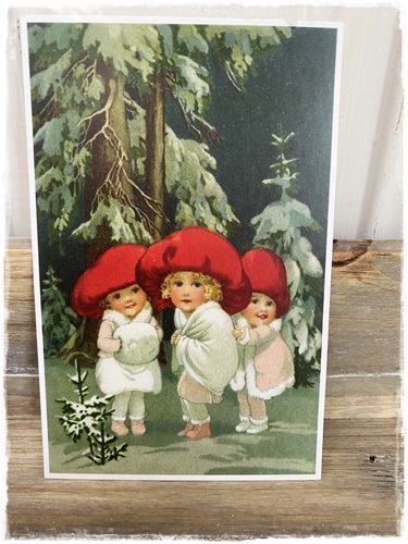 Victoriaanse postcard , 3 meisje met een paddestoelmuts op 9 x 14 cm.