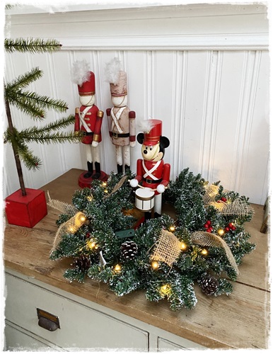 Prachtige Kerstkrans Met Sneeuw (60 Cm.) , Denneappeltjes, Rode Besjes, Jute En Verlichting