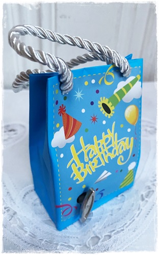 Muziektasje Happy Birthday met opwindsleutel. afm. 9,5 x 6,5 x 3,5/4 kleur blauw