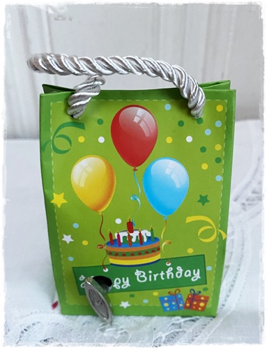 Muziektasje Happy Birthday met opwindsleutel. afm. 9,5 x 6,5 x 3,5/4 kleur groen