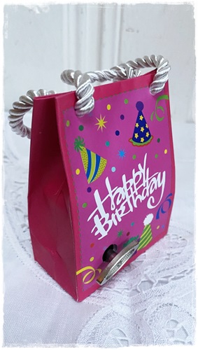 Muziektasje Happy Birthday met opwindsleutel. afm. 9,5 x 6,5 x 3,5/4 kleur roze