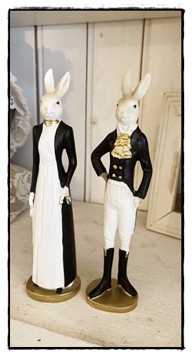 Lien en Rob konijn, beiden 20 cm. lang en 5 cm. breed. zwart wit gekleed.