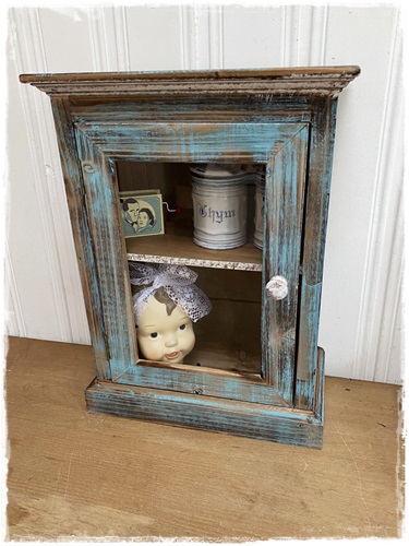 Brocant oude look (wand)kastje met mooie blauwe kleur, glas in het deurtje