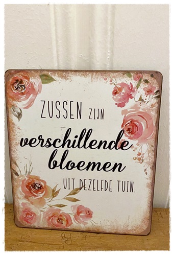 Tekstbord, Zussen zijn verschillende bloemen uit dezelfde tuin, metaal oude look 15×13 cm.