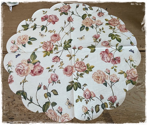 12 mooie ronde servetten geschulpt met rozenmotief, 34 cm. doorsnee